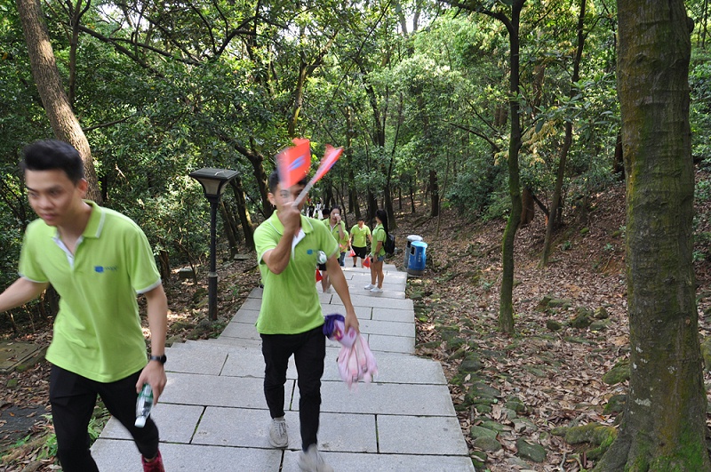 中億睿團建活動-小伙伴們登山中...